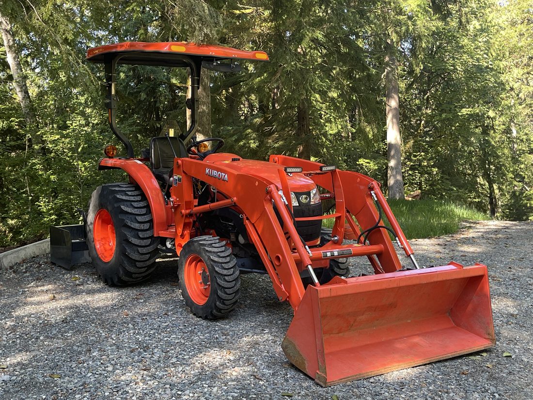 Gravel driveway and road work with Kubota tractor